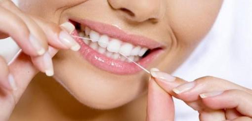 Woskowana nić do czyszczenia zębów: cechy zastosowania, odmiany, zalety i wady
